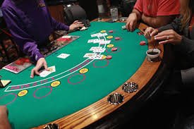 Myanmar ကစားသူ Mobile ဖြင့် Online Slots ကစားနေသောမြင်ကွင်း